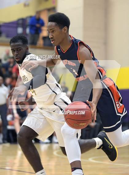 Thumbnail 2 in Eastside Catholic vs. Lincoln (WIAA 3A Regional) photogallery.