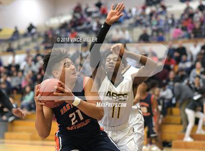 Thumbnail 3 in Eastside Catholic vs. Lincoln (WIAA 3A Regional) photogallery.