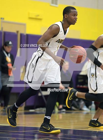 Thumbnail 1 in Eastside Catholic vs. Lincoln (WIAA 3A Regional) photogallery.