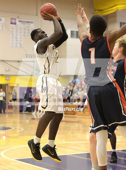 Thumbnail 2 in Eastside Catholic vs. Lincoln (WIAA 3A Regional) photogallery.