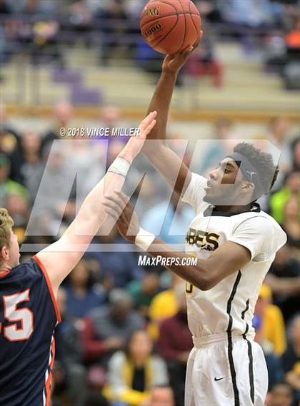 Thumbnail 2 in Eastside Catholic vs. Lincoln (WIAA 3A Regional) photogallery.