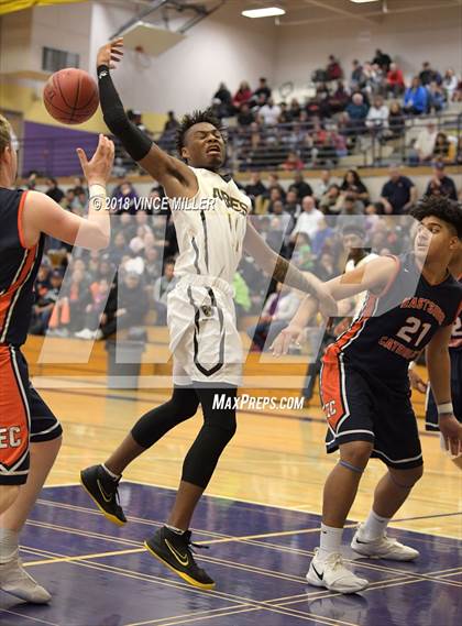 Thumbnail 3 in Eastside Catholic vs. Lincoln (WIAA 3A Regional) photogallery.