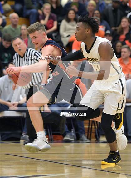 Thumbnail 3 in Eastside Catholic vs. Lincoln (WIAA 3A Regional) photogallery.