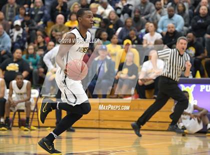 Thumbnail 2 in Eastside Catholic vs. Lincoln (WIAA 3A Regional) photogallery.