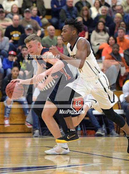 Thumbnail 1 in Eastside Catholic vs. Lincoln (WIAA 3A Regional) photogallery.