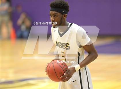 Thumbnail 3 in Eastside Catholic vs. Lincoln (WIAA 3A Regional) photogallery.