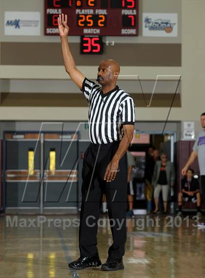 Thumbnail 3 in Bellarmine-Jefferson vs. Ridgeview (MaxPreps Holiday Classic) photogallery.