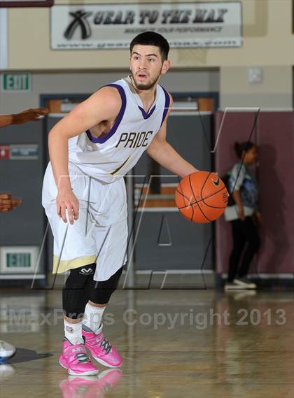 Thumbnail 2 in Bellarmine-Jefferson vs. Ridgeview (MaxPreps Holiday Classic) photogallery.