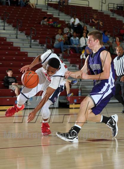 Thumbnail 1 in Bellarmine-Jefferson vs. Ridgeview (MaxPreps Holiday Classic) photogallery.