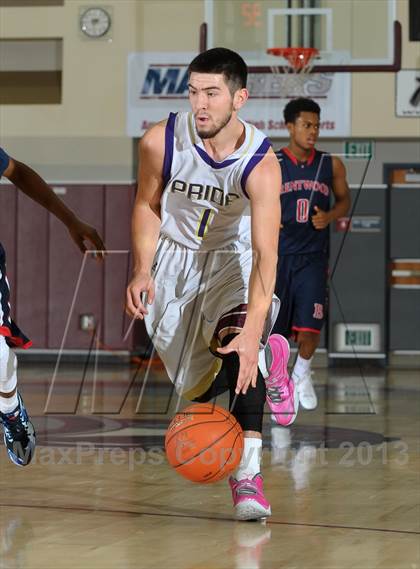 Thumbnail 3 in Bellarmine-Jefferson vs. Ridgeview (MaxPreps Holiday Classic) photogallery.