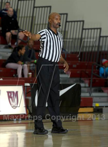 Thumbnail 1 in Bellarmine-Jefferson vs. Ridgeview (MaxPreps Holiday Classic) photogallery.