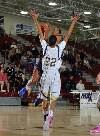 Thumbnail 3 in Bellarmine-Jefferson vs. Ridgeview (MaxPreps Holiday Classic) photogallery.