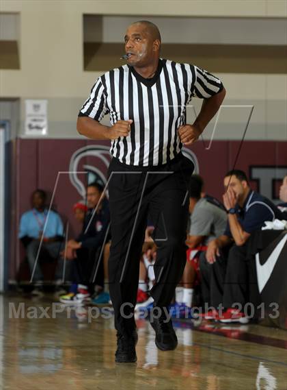 Thumbnail 2 in Bellarmine-Jefferson vs. Ridgeview (MaxPreps Holiday Classic) photogallery.