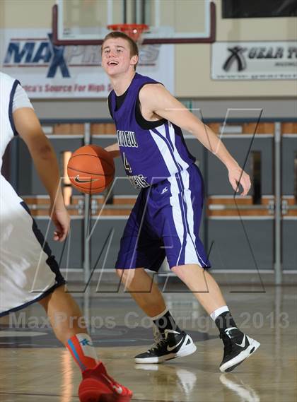 Thumbnail 2 in Bellarmine-Jefferson vs. Ridgeview (MaxPreps Holiday Classic) photogallery.