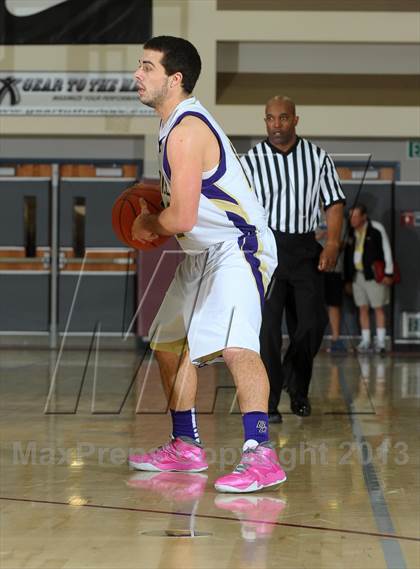 Thumbnail 1 in Bellarmine-Jefferson vs. Ridgeview (MaxPreps Holiday Classic) photogallery.
