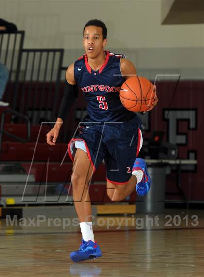 Thumbnail 1 in Bellarmine-Jefferson vs. Ridgeview (MaxPreps Holiday Classic) photogallery.