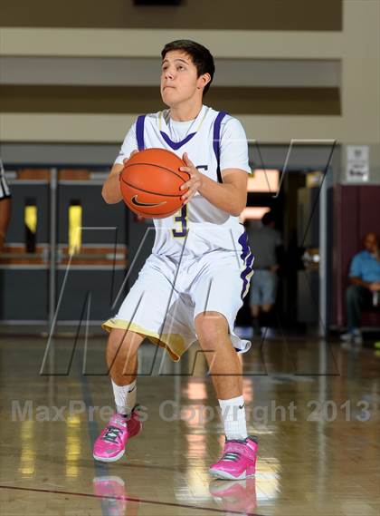 Thumbnail 3 in Bellarmine-Jefferson vs. Ridgeview (MaxPreps Holiday Classic) photogallery.
