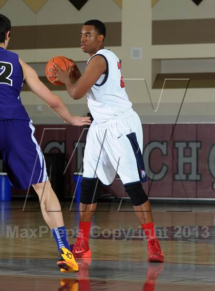 Thumbnail 1 in Bellarmine-Jefferson vs. Ridgeview (MaxPreps Holiday Classic) photogallery.