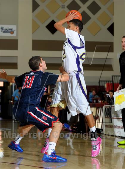 Thumbnail 1 in Bellarmine-Jefferson vs. Ridgeview (MaxPreps Holiday Classic) photogallery.