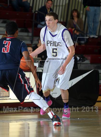 Thumbnail 3 in Bellarmine-Jefferson vs. Ridgeview (MaxPreps Holiday Classic) photogallery.