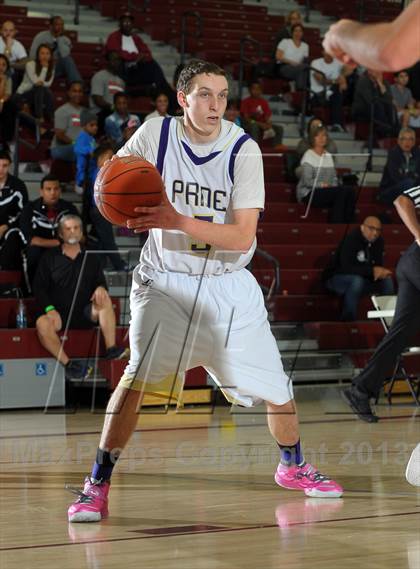 Thumbnail 2 in Bellarmine-Jefferson vs. Ridgeview (MaxPreps Holiday Classic) photogallery.