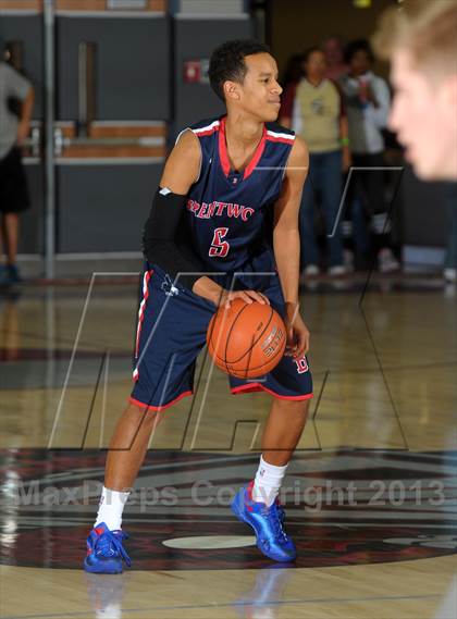 Thumbnail 2 in Bellarmine-Jefferson vs. Ridgeview (MaxPreps Holiday Classic) photogallery.