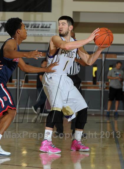 Thumbnail 3 in Bellarmine-Jefferson vs. Ridgeview (MaxPreps Holiday Classic) photogallery.