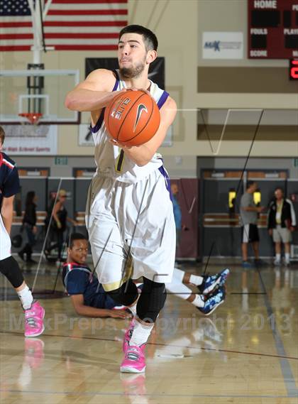 Thumbnail 2 in Bellarmine-Jefferson vs. Ridgeview (MaxPreps Holiday Classic) photogallery.
