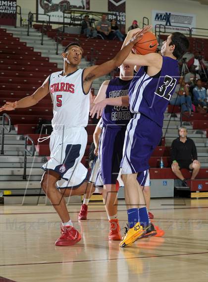 Thumbnail 3 in Bellarmine-Jefferson vs. Ridgeview (MaxPreps Holiday Classic) photogallery.