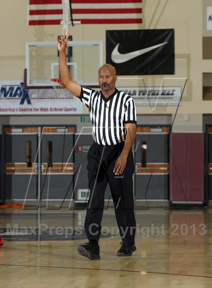 Thumbnail 3 in Bellarmine-Jefferson vs. Ridgeview (MaxPreps Holiday Classic) photogallery.