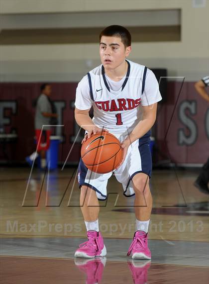 Thumbnail 1 in Bellarmine-Jefferson vs. Ridgeview (MaxPreps Holiday Classic) photogallery.