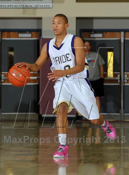 Thumbnail 1 in Bellarmine-Jefferson vs. Ridgeview (MaxPreps Holiday Classic) photogallery.