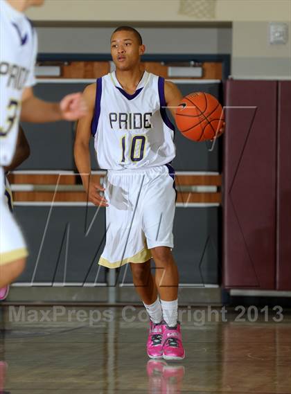Thumbnail 2 in Bellarmine-Jefferson vs. Ridgeview (MaxPreps Holiday Classic) photogallery.
