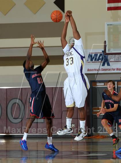 Thumbnail 1 in Bellarmine-Jefferson vs. Ridgeview (MaxPreps Holiday Classic) photogallery.