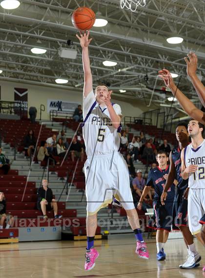 Thumbnail 3 in Bellarmine-Jefferson vs. Ridgeview (MaxPreps Holiday Classic) photogallery.