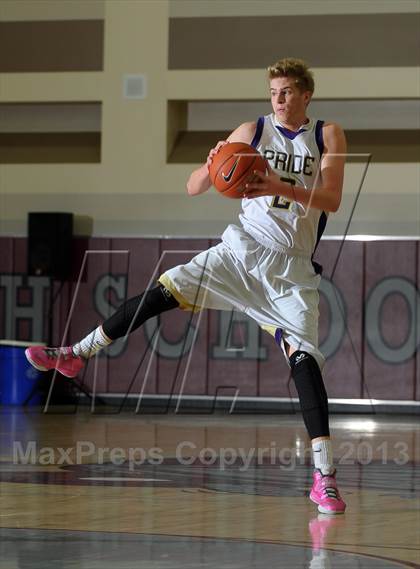 Thumbnail 1 in Bellarmine-Jefferson vs. Ridgeview (MaxPreps Holiday Classic) photogallery.