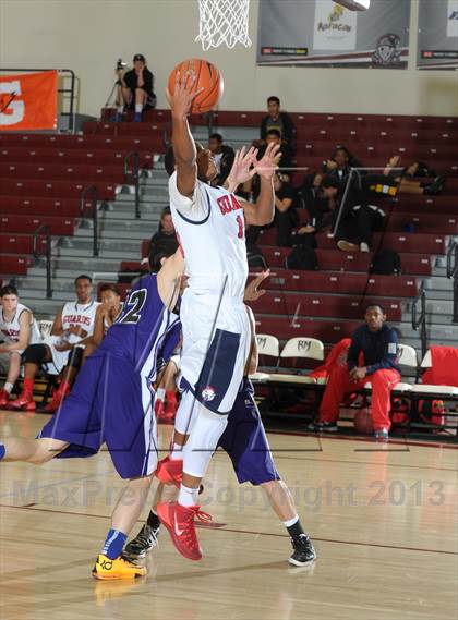 Thumbnail 3 in Bellarmine-Jefferson vs. Ridgeview (MaxPreps Holiday Classic) photogallery.