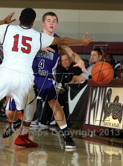 Thumbnail 3 in Bellarmine-Jefferson vs. Ridgeview (MaxPreps Holiday Classic) photogallery.