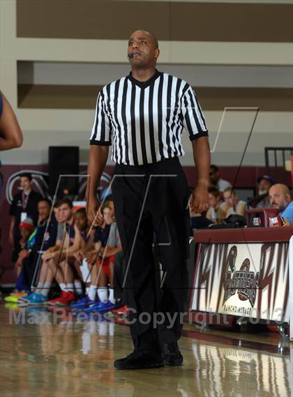 Thumbnail 2 in Bellarmine-Jefferson vs. Ridgeview (MaxPreps Holiday Classic) photogallery.
