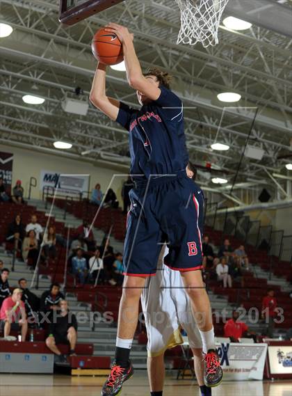 Thumbnail 2 in Bellarmine-Jefferson vs. Ridgeview (MaxPreps Holiday Classic) photogallery.