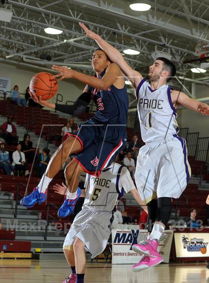 Thumbnail 2 in Bellarmine-Jefferson vs. Ridgeview (MaxPreps Holiday Classic) photogallery.