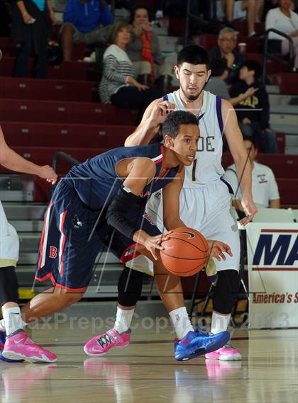 Thumbnail 2 in Bellarmine-Jefferson vs. Ridgeview (MaxPreps Holiday Classic) photogallery.