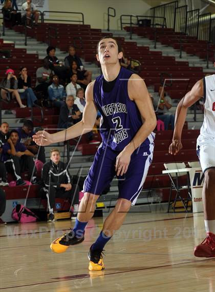 Thumbnail 2 in Bellarmine-Jefferson vs. Ridgeview (MaxPreps Holiday Classic) photogallery.