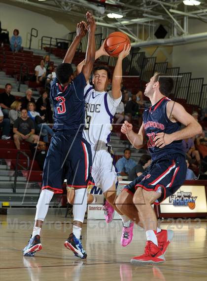 Thumbnail 3 in Bellarmine-Jefferson vs. Ridgeview (MaxPreps Holiday Classic) photogallery.