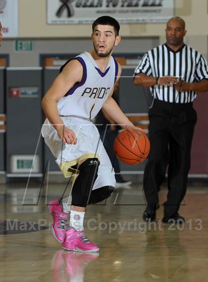 Thumbnail 2 in Bellarmine-Jefferson vs. Ridgeview (MaxPreps Holiday Classic) photogallery.
