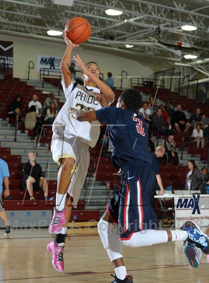 Thumbnail 1 in Bellarmine-Jefferson vs. Ridgeview (MaxPreps Holiday Classic) photogallery.