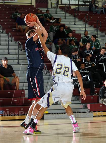 Thumbnail 3 in Bellarmine-Jefferson vs. Ridgeview (MaxPreps Holiday Classic) photogallery.