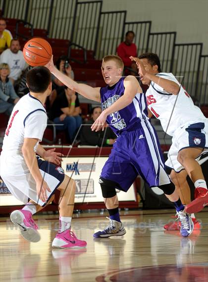 Thumbnail 3 in Bellarmine-Jefferson vs. Ridgeview (MaxPreps Holiday Classic) photogallery.