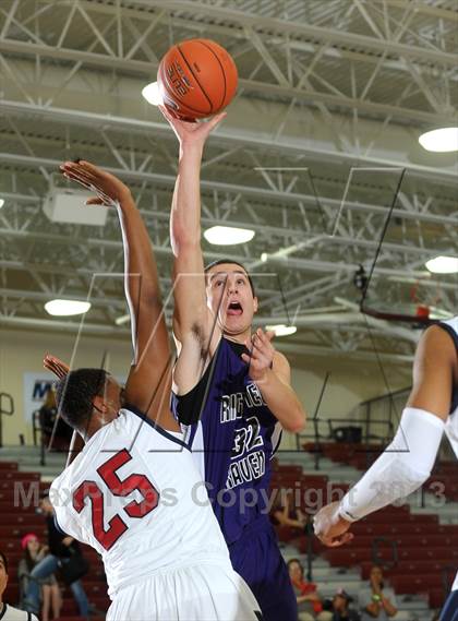 Thumbnail 2 in Bellarmine-Jefferson vs. Ridgeview (MaxPreps Holiday Classic) photogallery.