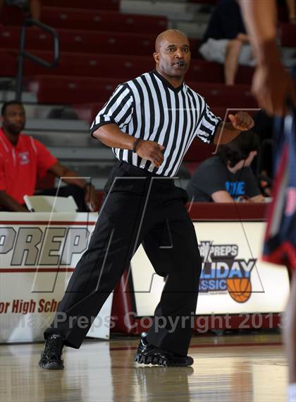 Thumbnail 3 in Bellarmine-Jefferson vs. Ridgeview (MaxPreps Holiday Classic) photogallery.